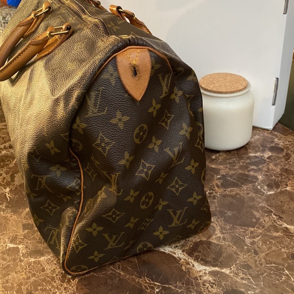Authentic Louis Vuitton Monogram Speedy 40 - Picture 4 of 15